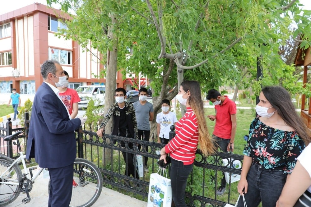 Gürpınar Belediyesinden vatandaşlara bayram hediyesi 