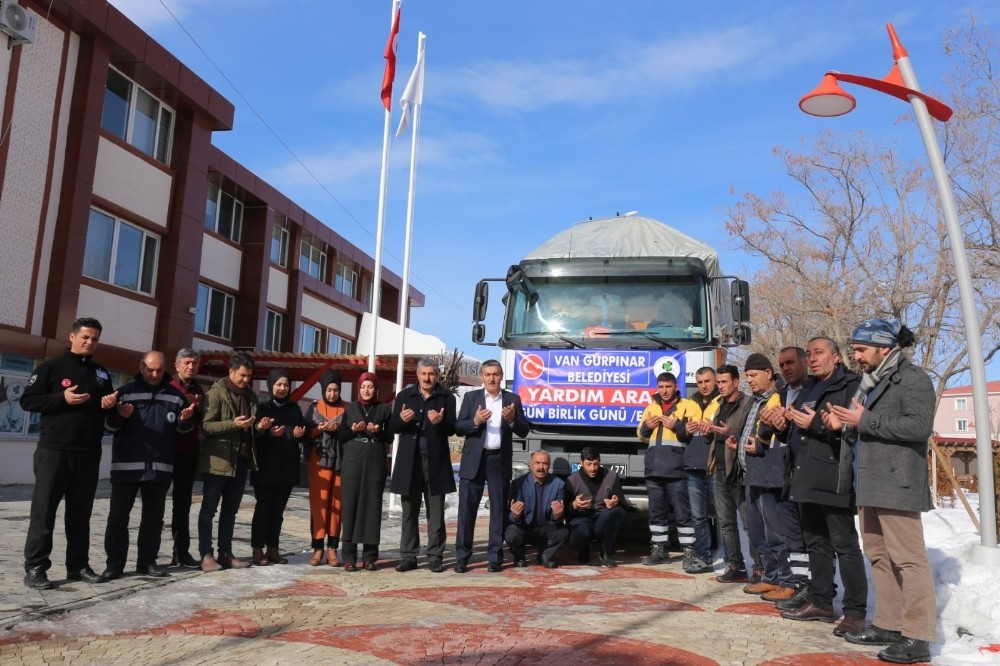 Gürpınar Belediyesinin yardım kamyonu yola çıktı 