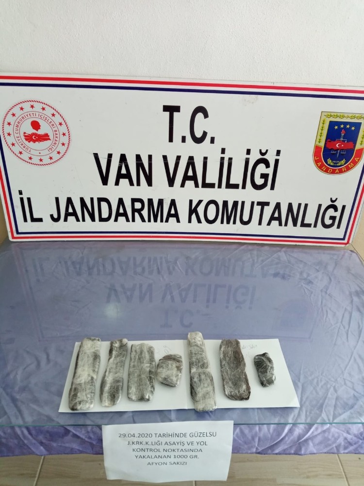 Gürpınar’da 1 kilogram afyon sakızı ele geçirildi 