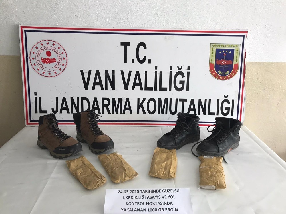 Gürpınar’da ayakkabıya gizlenmiş 1 kilo eroin ele geçirildi 