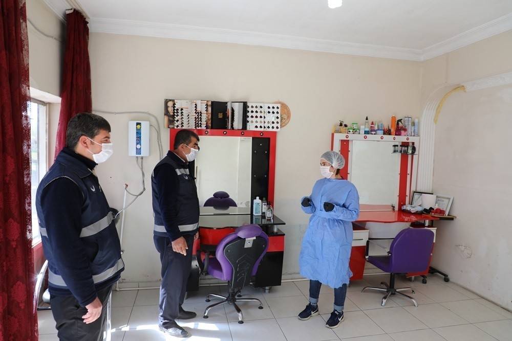 Gürpınar’da berber ve kuaförler dezenfekte edildi 