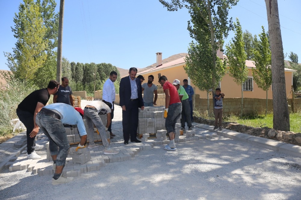 Gürpınar’da kilitli parke taşı çalışması 