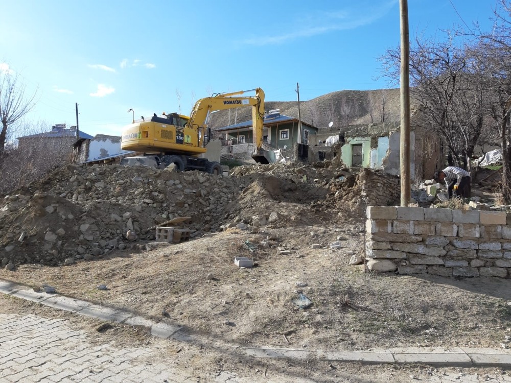 Gürpınar’da riskli yapılar yıktırılıyor 