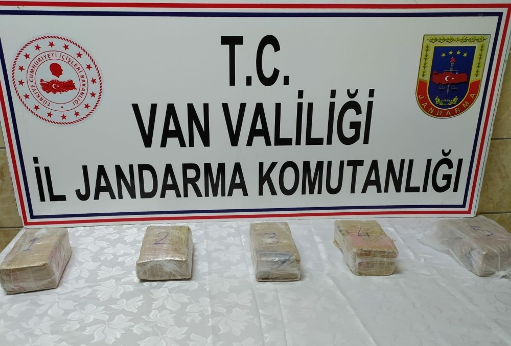 Gürpınar’da taşların arasında 3 kilo metamfetamin ele geçirildi 