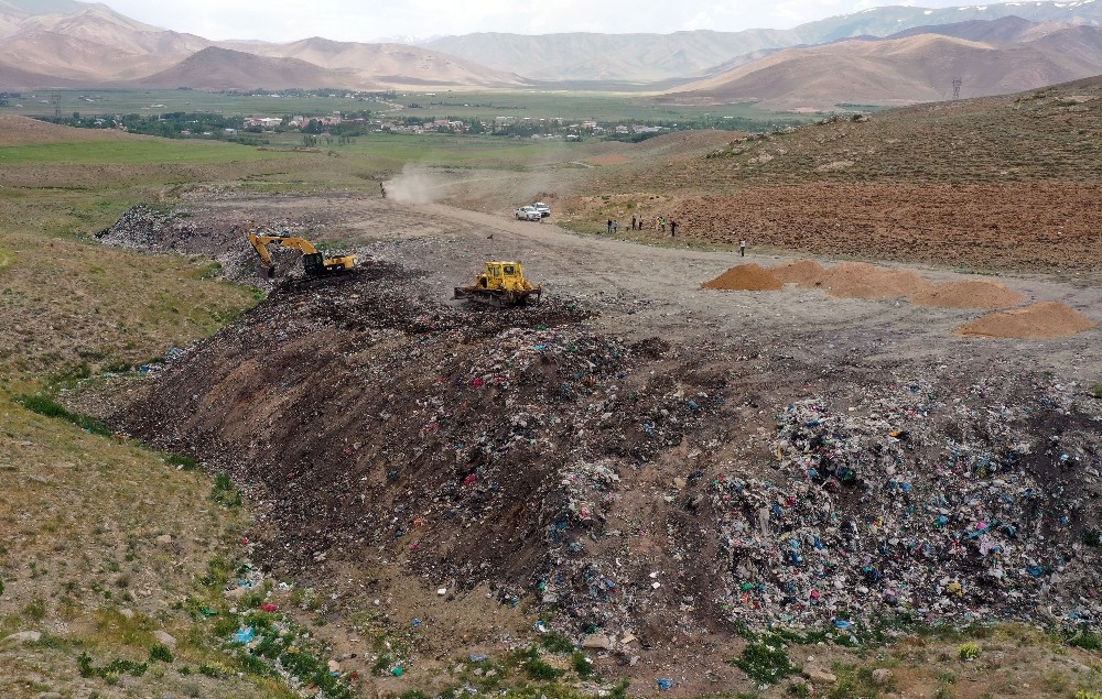 Gürpınar’da vahşi depolamanın yapıldığı çöplük kapatıldı 
