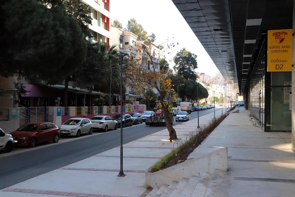 Gürsel Aksel Stadyumu’nun çevresi yenilendi 