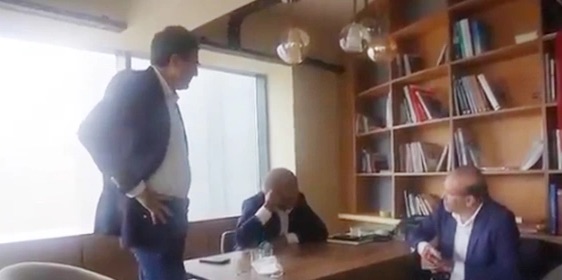 Gürsel Tekin’in CHP’li yöneticilerle konuşurken yaptığı hareket olay oldu