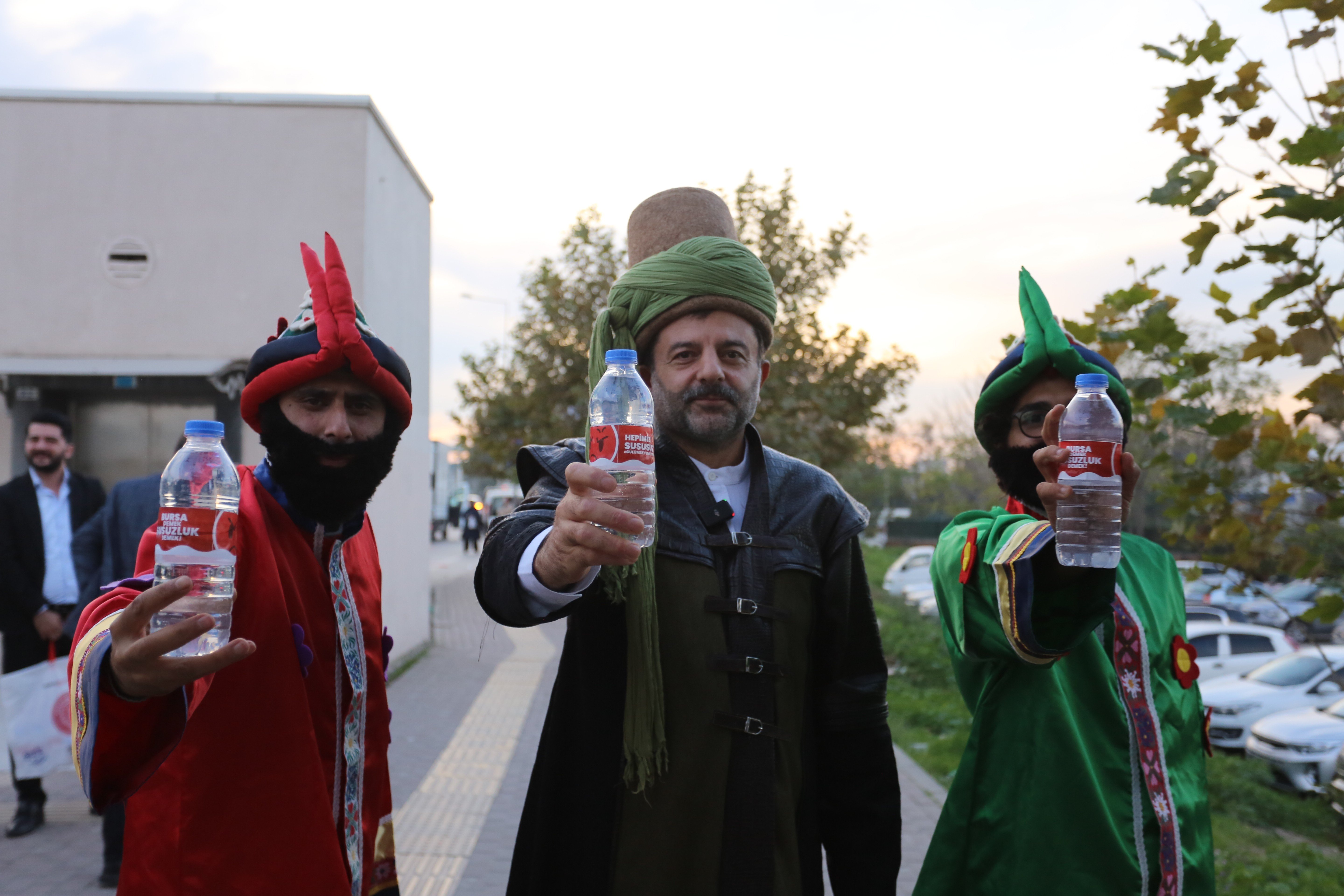 Gürsu'da Başkan Işık Evliya Çelebi oldu, su dağıttı