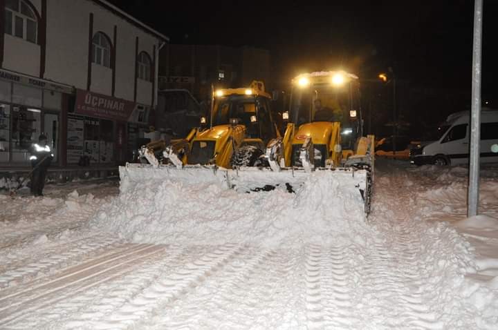 Gürün ilçesinde karla mücadelede gece mesaisi 