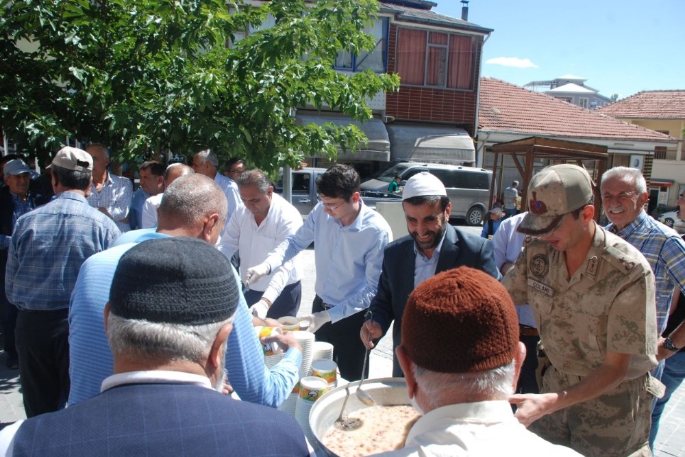Gürün’de Aşure Dağıtıldı 