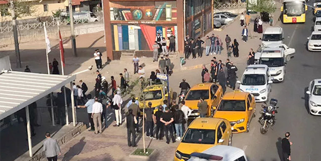 Güvenlik görevlileriyle tartışan Suriyeliler sınır dışı edilecek