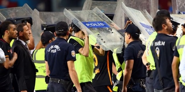 Güvenlik görevlisi, Cüneyt Çakır'ın üzerine yürüdü!