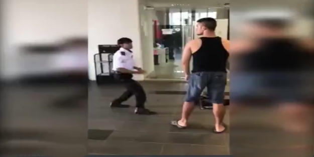 Güvenlik görevlisi, profesyonel dövüşçüye kafa tuttu