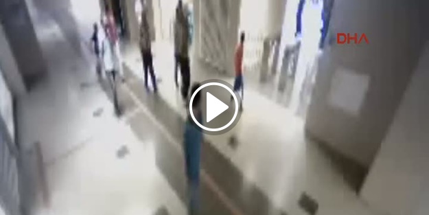 Güvenlik görevlisine bıçaklı saldırı kameralarda