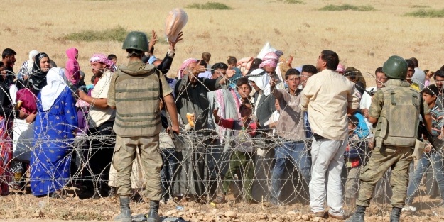 Güvenlik güçleri sınır geçişlerinde 879 kaçağı yakaladı