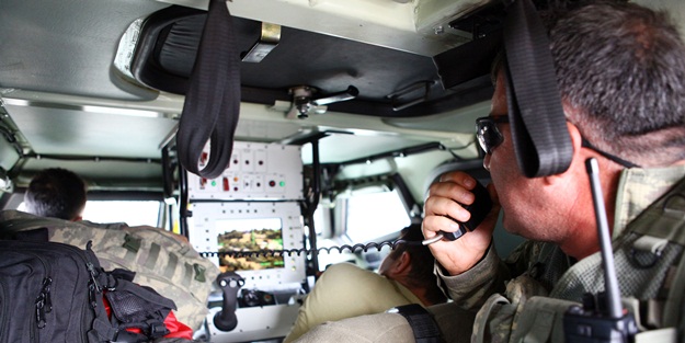 Güvenlik güçleri yol kapatan PKK'lıları dağıttı