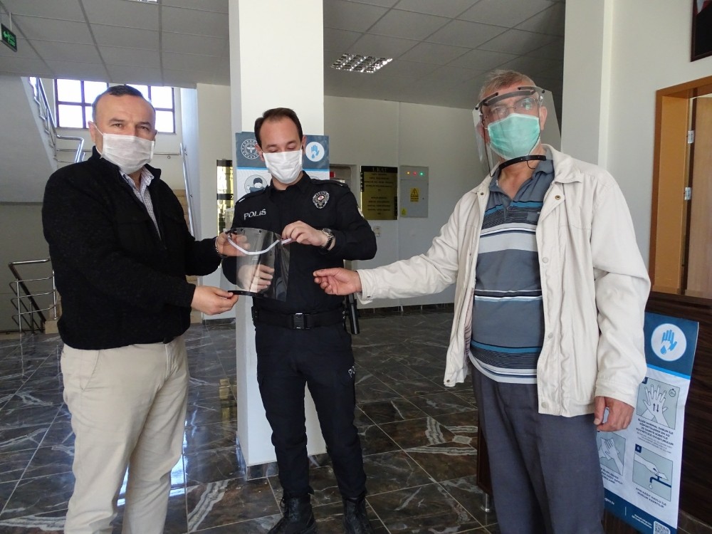 Güvenlik güçlerinin yüz koruyucu siperlikleri öğretmenlerden 