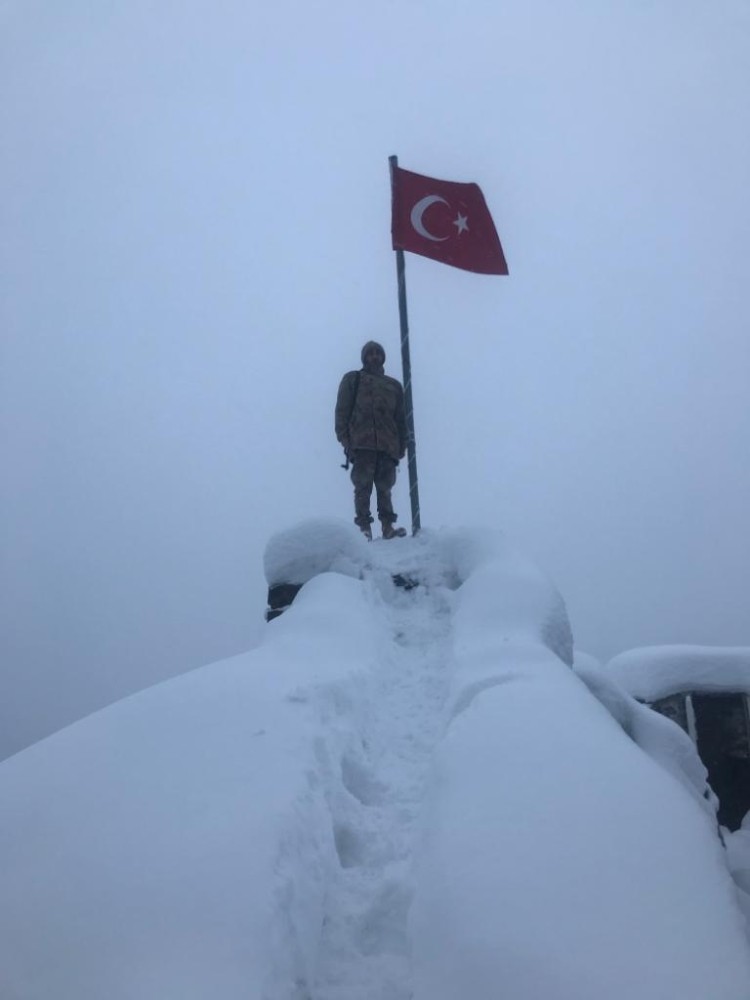 Güvenlik korucuları sınırda bayrak nöbetinde 