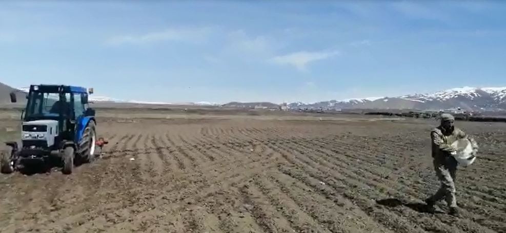 Güvenlik korucuları yaşlı adamın tarlasını sürüp ekim yaptı 