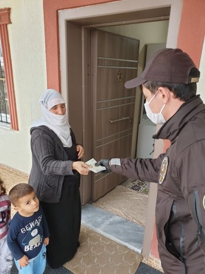 Güvenlik kuvvetleri, kapı kapı dolaşarak ödemeleri yapıyor 