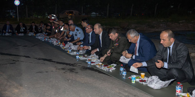 Güvenlik noktasında duygulandıran iftar