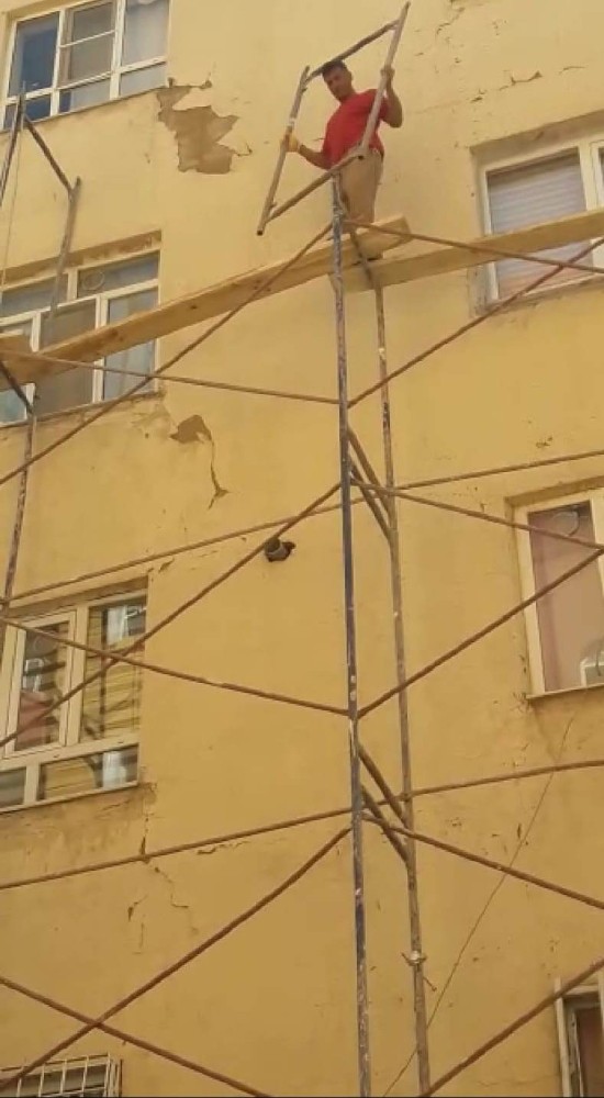Güvenlik önlemi almadan iskeleye çıkan işçiler korkuttu 