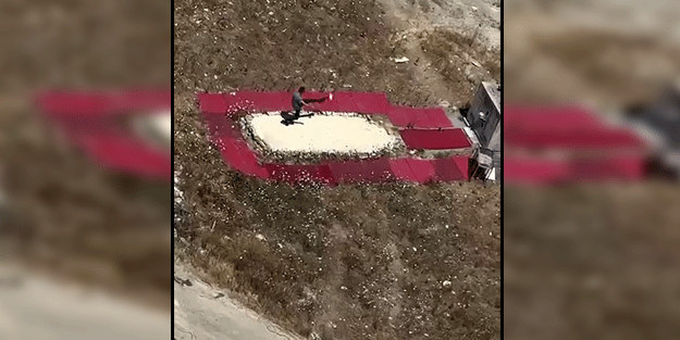 Güvercinlere şiddet uygulayan adam kameraya yakalandı!
