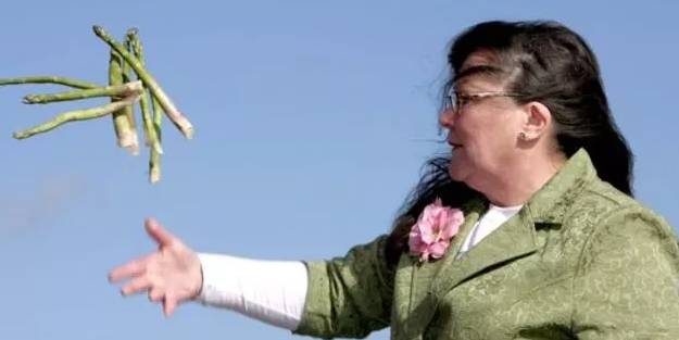 Güya kuşkonmazlarla geleceği tahmin ediyor!