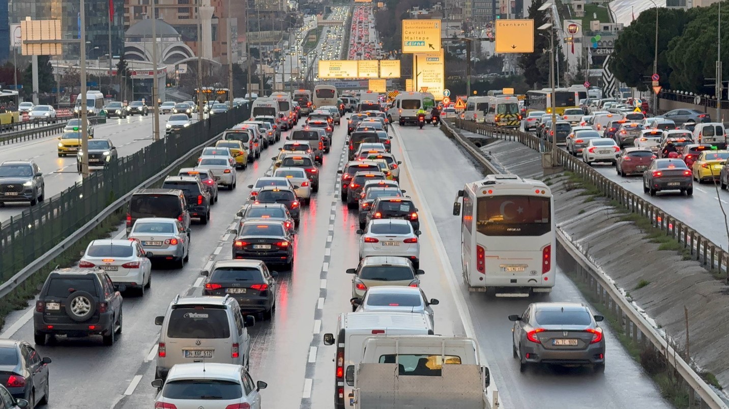 Güya trafik sorununu çözeceklerdi! İstanbul'da trafik yoğunluğu yüzde 90'a ulaştı!
