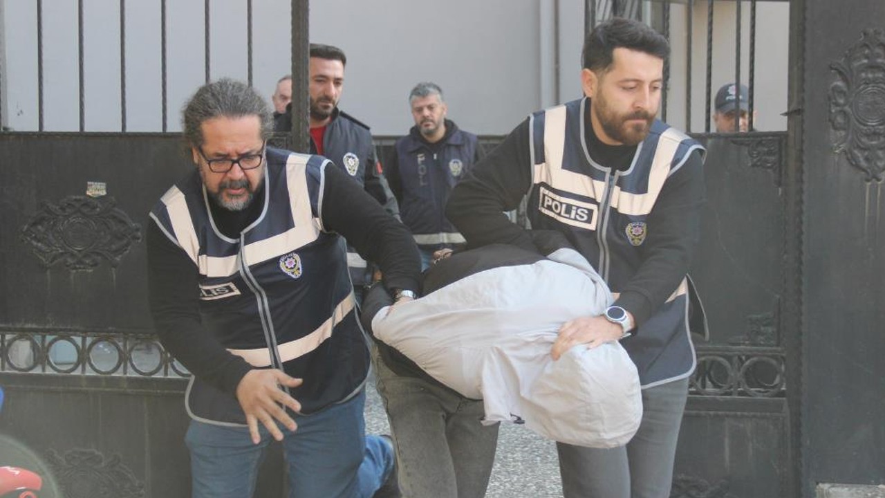 Güzel haber geldi! Çocuğunun boynuna bıçak dayayan sözde baba tutuklandı