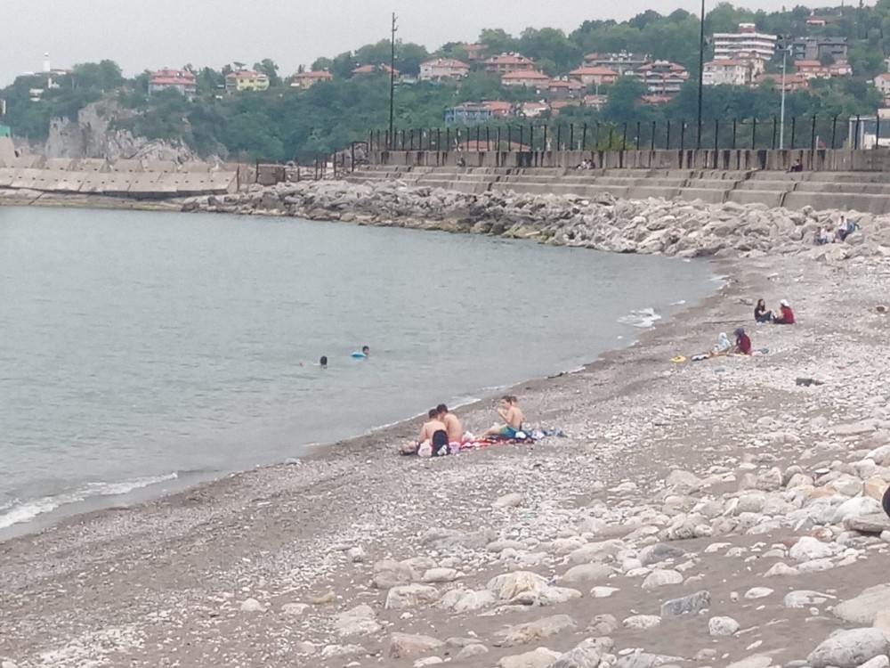Güzel havanın tadını denize girerek piknik yaparak çıkardılar 