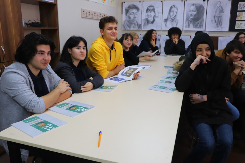 Güzel Sanatlar Lisesinde karikatürist Osman Suroğlu’nun katılımıyla söyleşi düzenlendi 