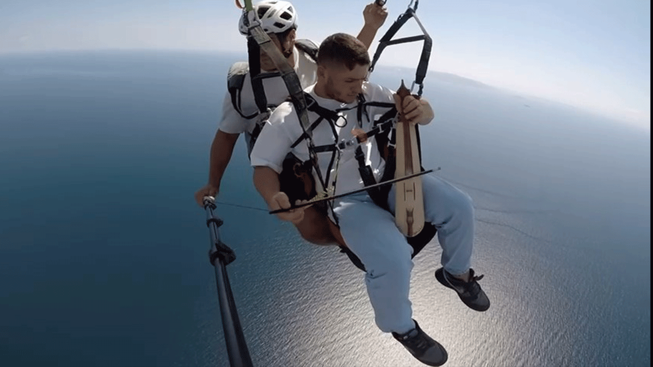 Ha pu da oldi! 600 metre yükseklikte paraşütte kemençe çaldı