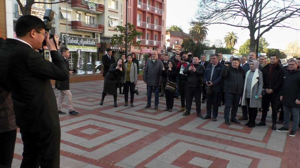 Haber konusu olan gazeteciler olunca, fotoğrafları belediye başkanı çekti 