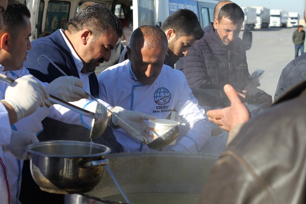 Habur’da bekleyen şoförlere çorba ikramı 