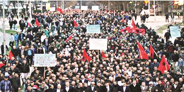 Haç heykeline karşı Müslümanlar ayakta