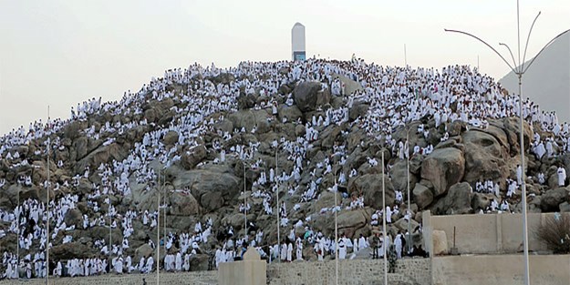 Hacı adayları arafat yolunda