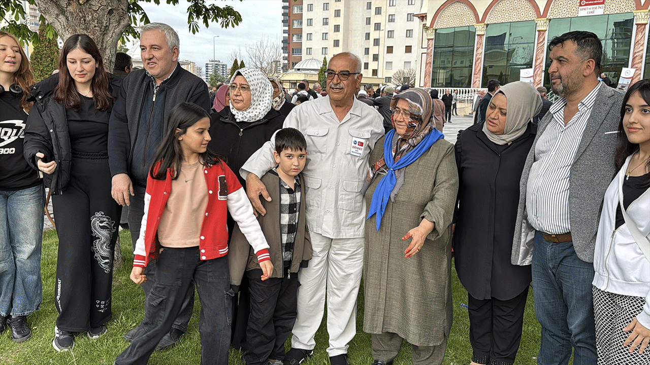 Hacı adayları dualarla uğurlandı! Gözyaşları sel oldu