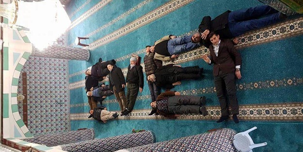 Hacı amcaların 'Evet'i sosyal medyayı salladı