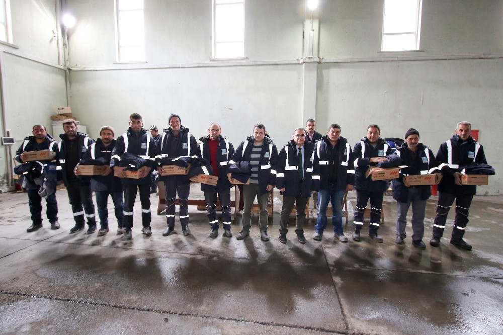Hacılar Belediyesi personeline kışlık kıyafet dağıttı 
