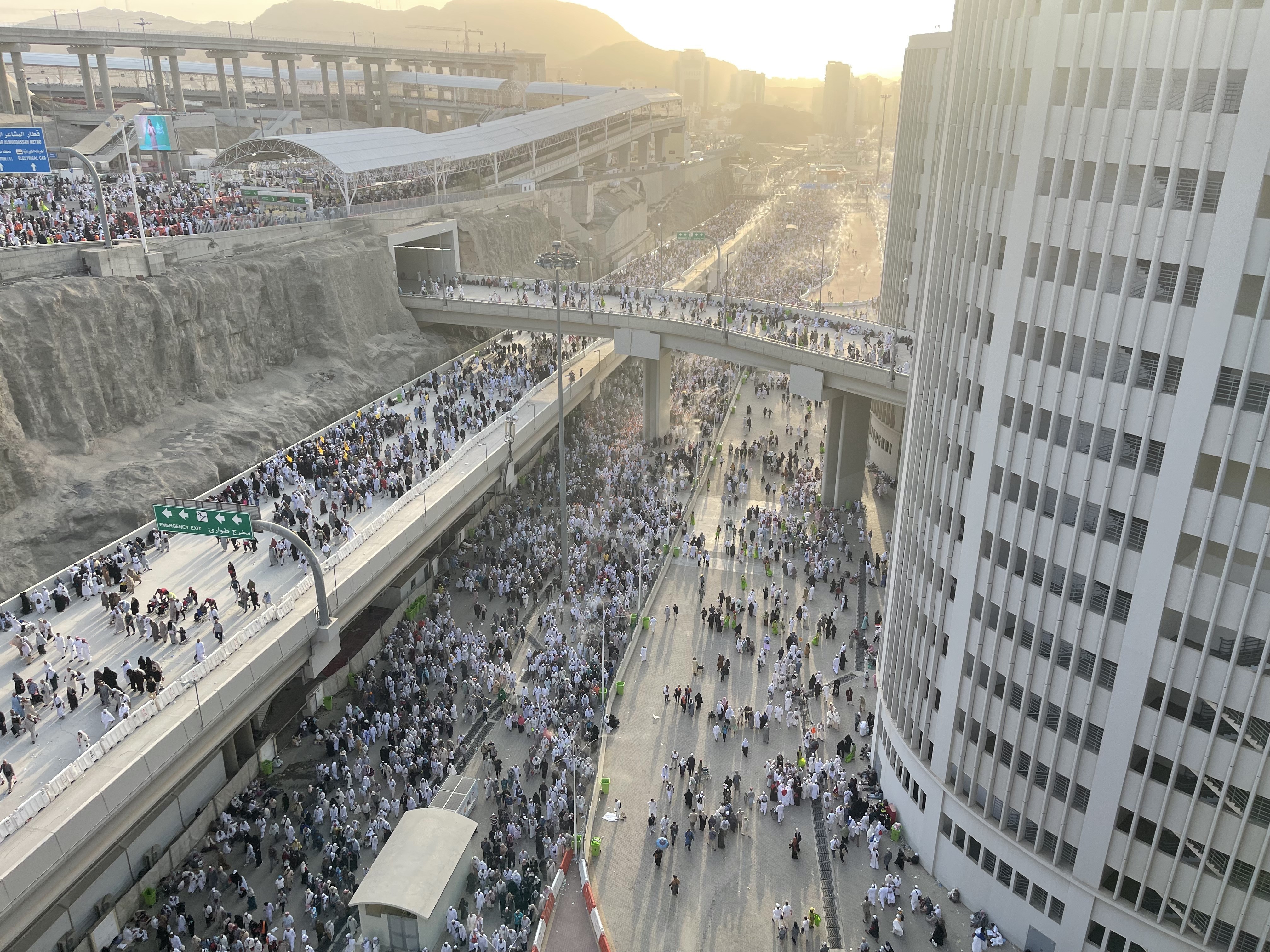 Hacılar ikinci günde taşlarını atıp bayram süresince 3. farz olan ziyaret tavafını yapıyor