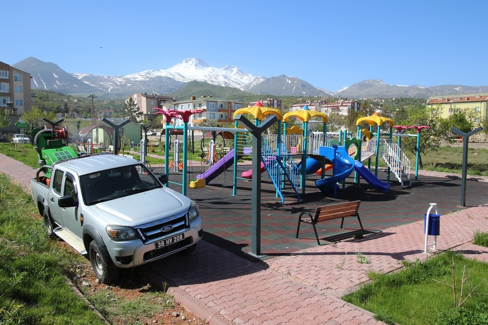 Hacılar’da çocuklar için parklar dezenfekte edildi 