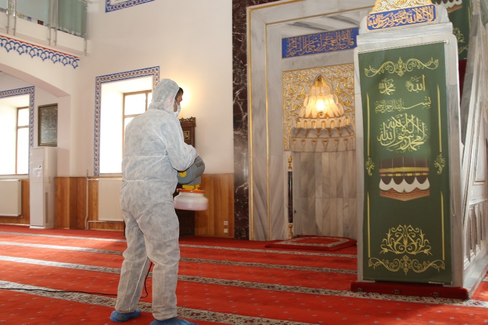 Hacılar’da Cuma Namazı öncesi cami dezenfeksiyonu 