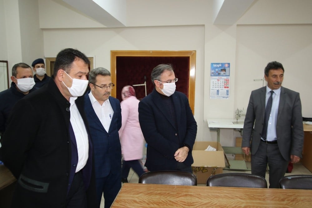 Hacılar’da maske üretimi devam ediyor 