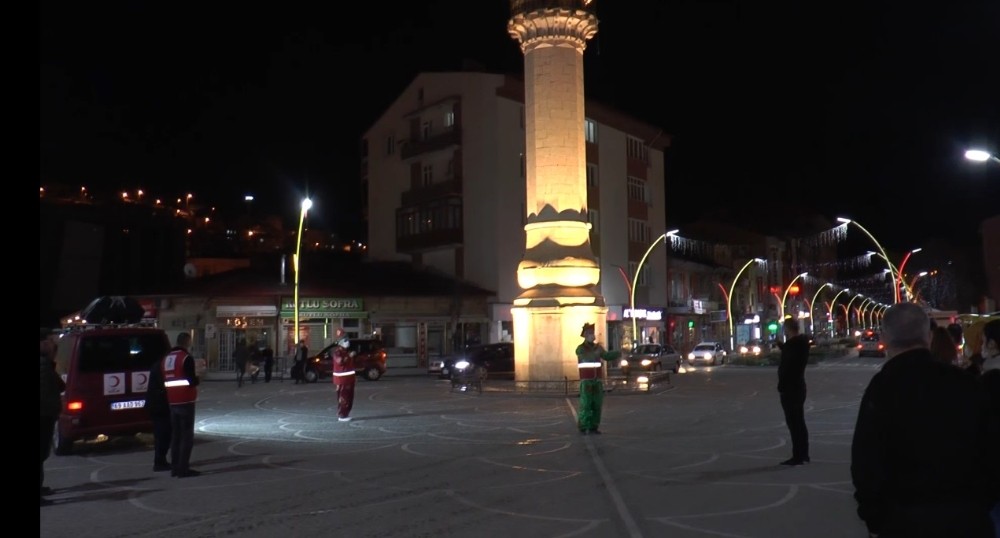Hacivat Karagöz oyunu bu sene sokakta sahnelendi 