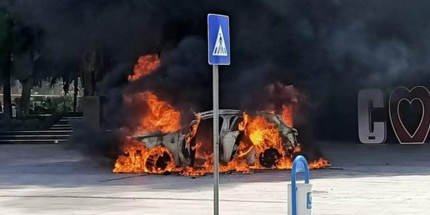 Haciz gelen arabasını ateşe verdi