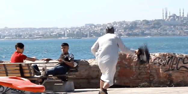 Haçlı Batı’dan ne farkınız kaldı? Şaka kisvesi altında Müslümanlara operasyon