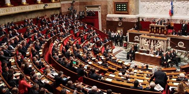 Haçlılar'ın 'özgürlük maskesi' düştü! Müslümanları hedef alan skandal tasarı, Fransız meclisinden geçerek yasalaştı!