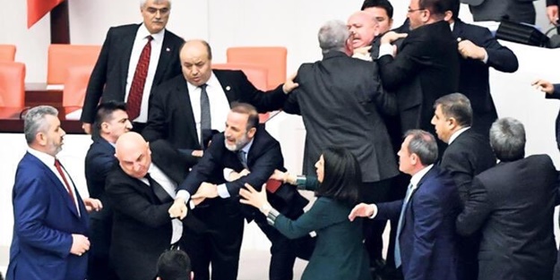 Haddini aşan Engin Özkoç'u kimin dövdüğü belli oldu