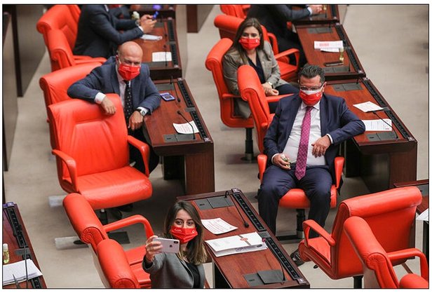 Hadi hakim bey! Bunları da tutuklayın! Atatürk resimlerini kimi ağzına kimi k.çına geçiriyor